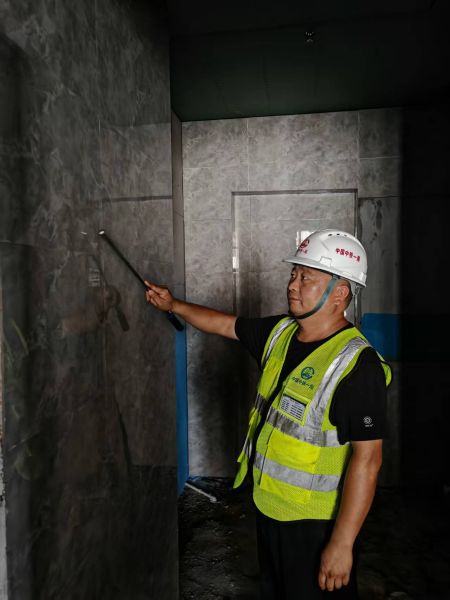 工作中的牛建峰