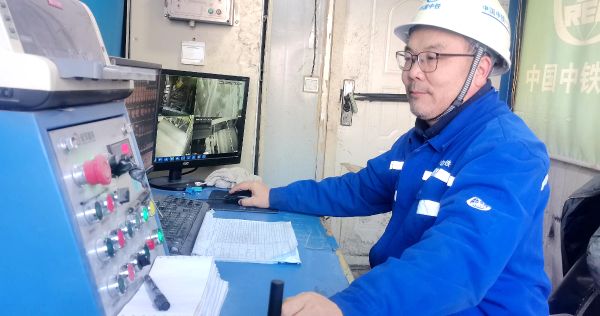 工作中的秦峰 工作中的秦峰